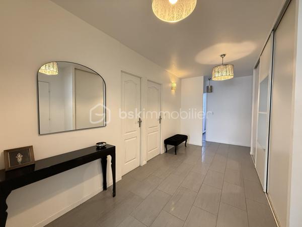 Situé dans une résidence CALME et sécurisée, cet appartement de 92m2 offre un cadre de vie agréable et confortable.
Il se compose d'une BELLE entrée, d'un salon séjour LUMINEUX et convivial, ainsi que d'une cuisine OUVERTE, AMENAGEE et EQUIPEE avec un accès direct sur un BALCON SPACIEUX.

L' espace nuit comprend quatre chambres confortables, parfaitement adaptées à une vie de famille ainsi que d'une SDB moderne, une SDE avec WC et des WC séparés. 

L'appartement profite par ailleurs d'un emplacement pratique, dans un quartier agréable à proximité immédiate des commerces, des établissements scolaires et des transports.

Deux places de PARKING complète ce bien.
Quartier calme et agréable, proche de toutes commodités.
Accès facile aux transports en commun.
Bus TVM Hôpital Intercommunal à 140m
Bus 104 217 N32 N35 Général Gallieni à 420m
Groupement scolaire privé de Maille à 220m
Lycée Général et Technologique Privé Sainte-Marie à 300m
Boulangerie à deux pas de la résidence
Bistrot L’Intemporel à 50 m
Lidl à 380m
Primeurs d'Or à 460m