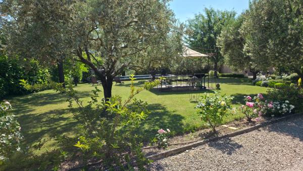 84340, MALAUCENE, A 5 mn à pied du centre-village, BASTIDE DE 8 PIECES DE 203 M² sur 1815 m² de TERRAIN clos avec Piscine