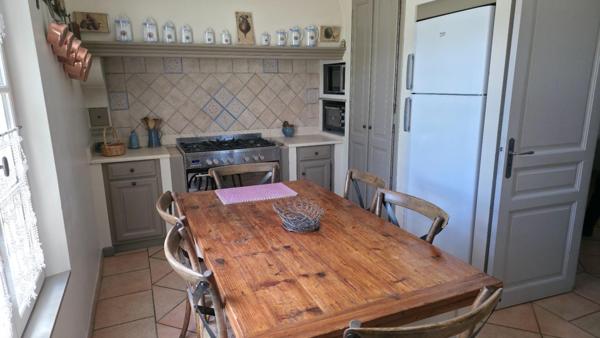 84340, MALAUCENE, A 5 mn à pied du centre-village, BASTIDE DE 8 PIECES DE 203 M² sur 1815 m² de TERRAIN clos avec Piscine