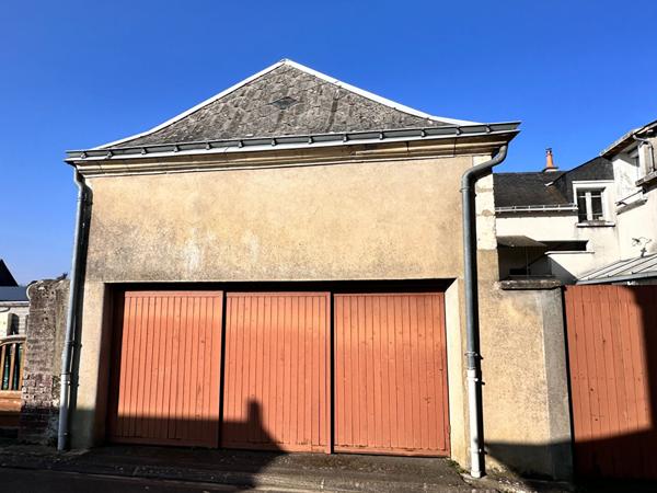 Vente charmante maison de village 95.53 m² comprenant 2 logements, avec cour et garage centre ville de Mayet (72360)