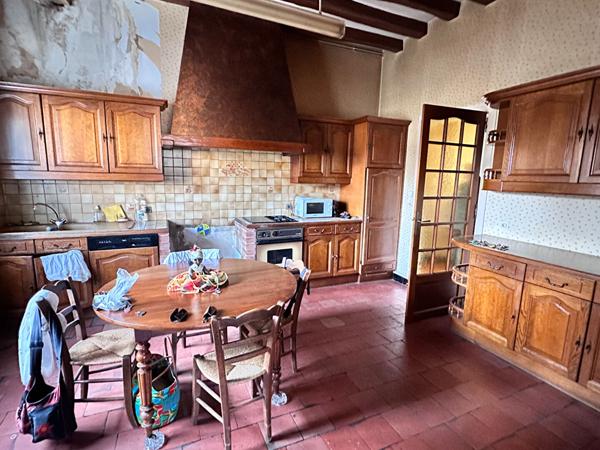 Vente charmante maison de village 95.53 m² comprenant 2 logements, avec cour et garage centre ville de Mayet (72360)