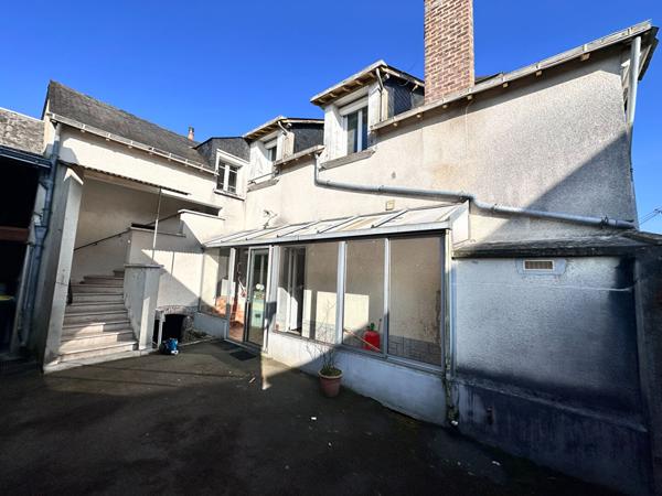 Vente charmante maison de village 95.53 m² comprenant 2 logements, avec cour et garage centre ville de Mayet (72360)