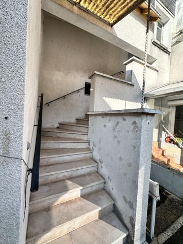 Vente charmante maison de village 95.53 m² comprenant 2 logements, avec cour et garage centre ville de Mayet (72360)