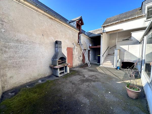 Vente charmante maison de village 95.53 m² comprenant 2 logements, avec cour et garage centre ville de Mayet (72360)