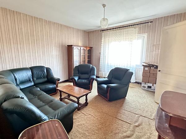 Vente charmante maison de village 95.53 m² comprenant 2 logements, avec cour et garage centre ville de Mayet (72360)