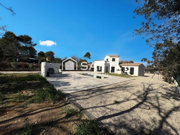Villa T4 récente avec piscine au calme absolue.