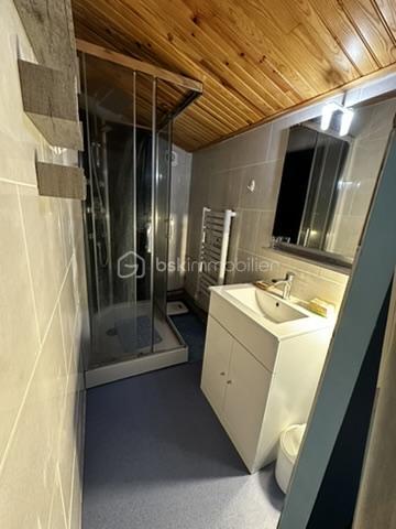 Située au cœur de la Nouvelle-Aquitaine, entre Tonneins et Marmande, cette maison des années 70 d’environ 115 m² bénéficie d’un cadre agricole , tout en restant proche des commodités.

Ce bien propose plusieurs chambres, deux salles d’eau, pièces de vie lumineuses. Un grand garage vient compléter l’ensemble.

Implantée sur un grand terrain clôturé et arboré d’environ 2 800 m², elle dispose également d’un puits avec pompe et de panneaux photovoltaïques, apportant un vrai confort au quotidien.

Des travaux de rafraîchissement sont à prévoir, laissant place à vos projets les plus audacieux, qu’il s’agisse d’une résidence familiale ou d’un investissement. 

À découvrir sans tarder pour donner vie à vos projets !