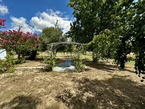Située au cœur de la Nouvelle-Aquitaine, entre Tonneins et Marmande, cette maison des années 70 d’environ 115 m² bénéficie d’un cadre agricole , tout en restant proche des commodités.

Ce bien propose plusieurs chambres, deux salles d’eau, pièces de vie lumineuses. Un grand garage vient compléter l’ensemble.

Implantée sur un grand terrain clôturé et arboré d’environ 2 800 m², elle dispose également d’un puits avec pompe et de panneaux photovoltaïques, apportant un vrai confort au quotidien.

Des travaux de rafraîchissement sont à prévoir, laissant place à vos projets les plus audacieux, qu’il s’agisse d’une résidence familiale ou d’un investissement. 

À découvrir sans tarder pour donner vie à vos projets !