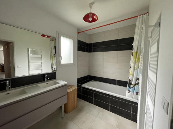 Cox (31480) Location Maison de plain-pied meublée, de 95m2, T4, jardin.