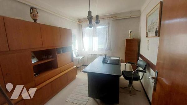 maison  T7 de 170 m2 sur 2 niveaux , grand garage de 110 m2 non attenant sur 2500 m2 de jardin