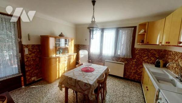 maison  T7 de 170 m2 sur 2 niveaux , grand garage de 110 m2 non attenant sur 2500 m2 de jardin