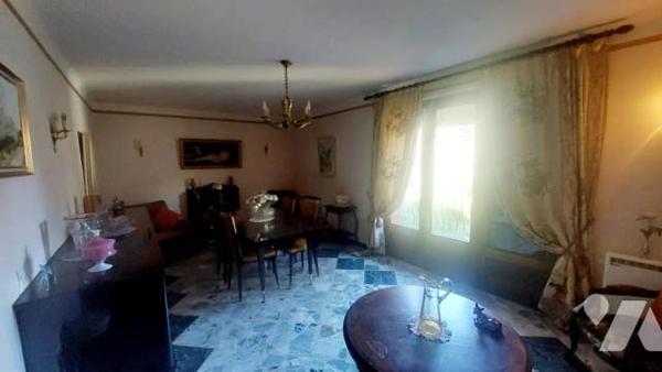 maison  T7 de 170 m2 sur 2 niveaux , grand garage de 110 m2 non attenant sur 2500 m2 de jardin