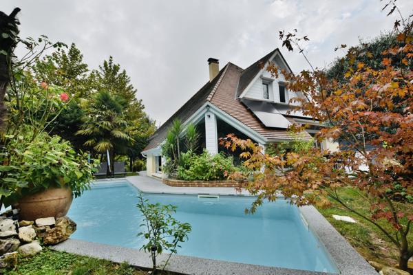 JURANÇON : Maison d’Architecte - 145 m2 - Piscine de 12 m - Environnement verdoyant