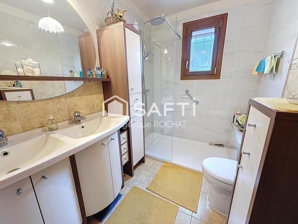 Nouveauté sur Magalas Maison de plain pied  4 chambres grande piscine sur 1100m2 un coin de paradis