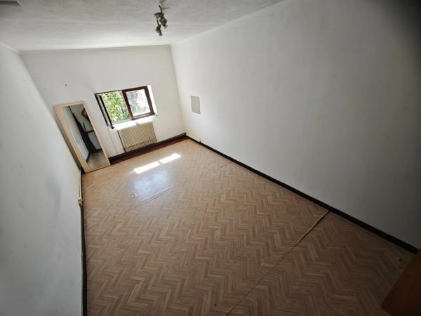 Et si cette maison cachait bien plus qu'une simple adresse...
