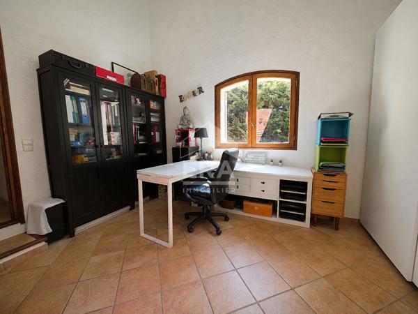 Maison Vidauban type villa d'architecte avec patio, piscine et grand garage