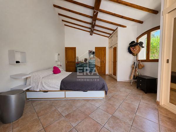 Maison Vidauban type villa d'architecte avec patio, piscine et grand garage