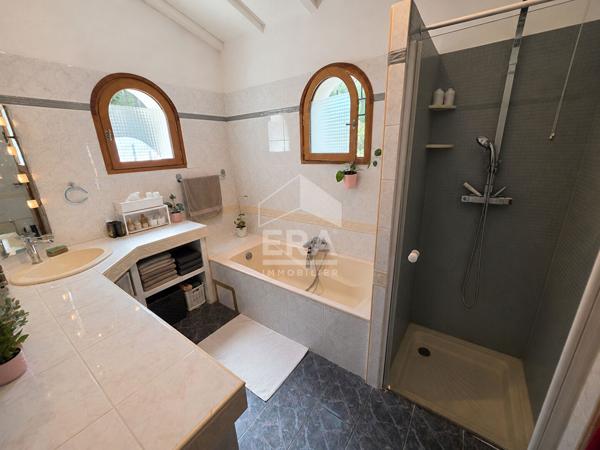 Maison Vidauban type villa d'architecte avec patio, piscine et grand garage
