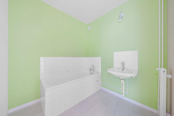 Appartement T4 de 74 m² à Saint Marcel avec garage