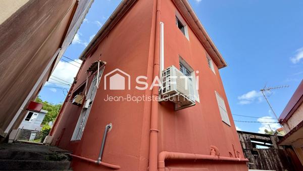 Immeuble mixte avec revenus locatifs au cœur du Bourg des Trois-Îlets