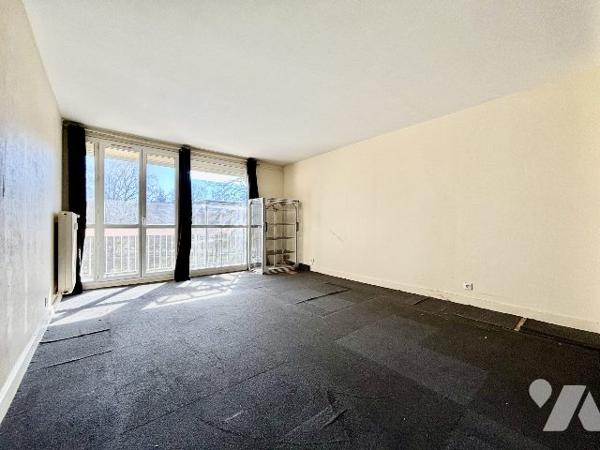 Gaillon - Studio de 33 m2 avec cave et place de parking