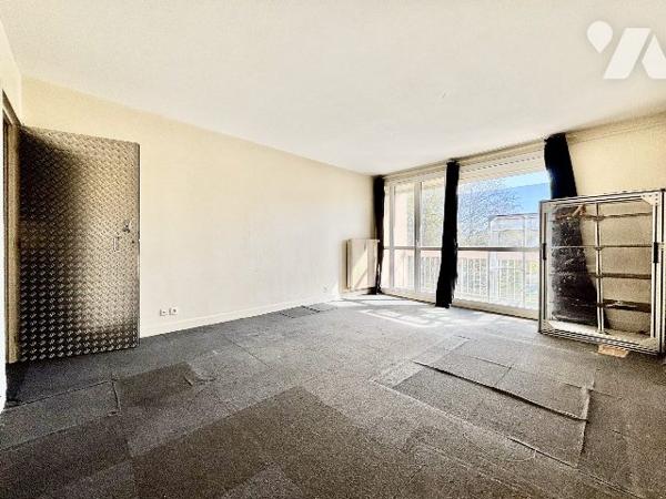 Gaillon - Studio de 33 m2 avec cave et place de parking