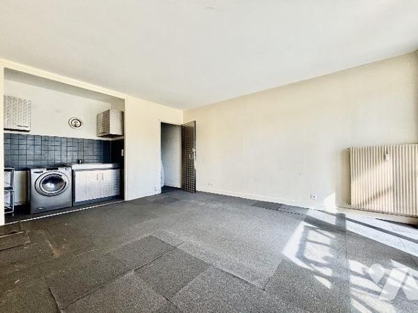 Gaillon - Studio de 33 m2 avec cave et place de parking