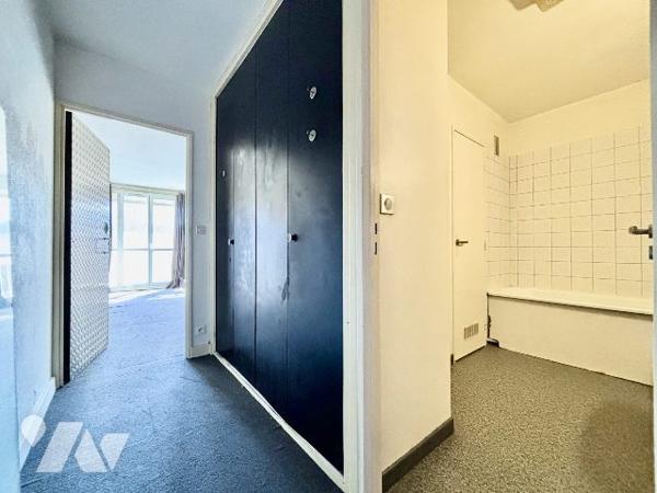 Gaillon - Studio de 33 m2 avec cave et place de parking