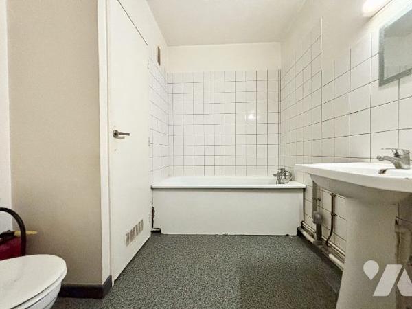 Gaillon - Studio de 33 m2 avec cave et place de parking