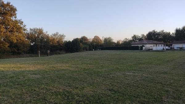 TERRAIN PLAT DE 2408 M² , QUARTIER CALME