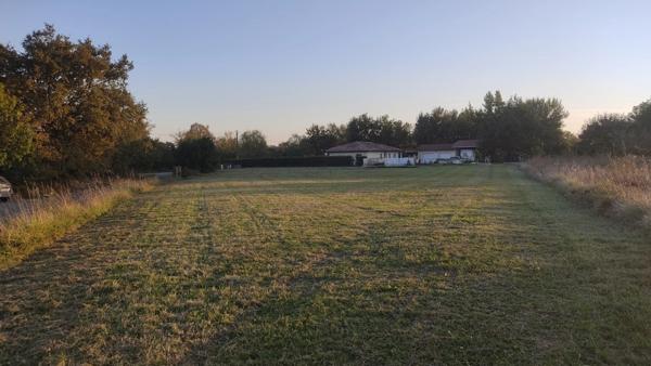 TERRAIN PLAT DE 2408 M² , QUARTIER CALME