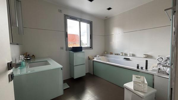 Demeure de prestige à Enghien-les-bains 1 760 000 € **  - Référence  1578