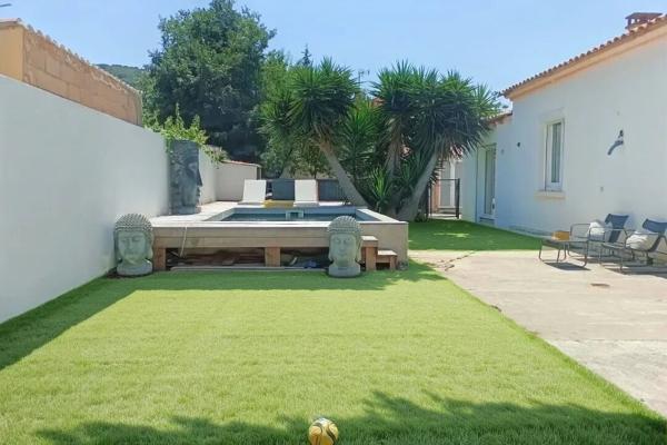 Sete - Maison de plain-pied d'environ 110M² de type 4, avec piscine et dépendance