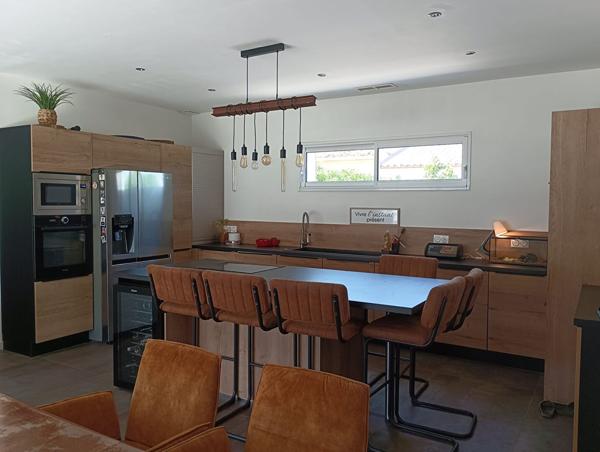 Sete - Maison de plain-pied d'environ 110M² de type 4, avec piscine et dépendance