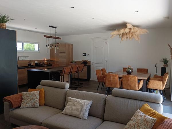 Sete - Maison de plain-pied d'environ 110M² de type 4, avec piscine et dépendance