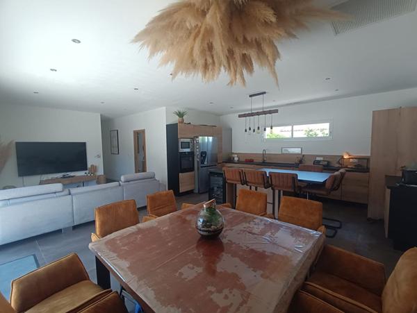 Sete - Maison de plain-pied d'environ 110M² de type 4, avec piscine et dépendance