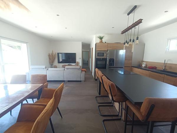 Sete - Maison de plain-pied d'environ 110M² de type 4, avec piscine et dépendance