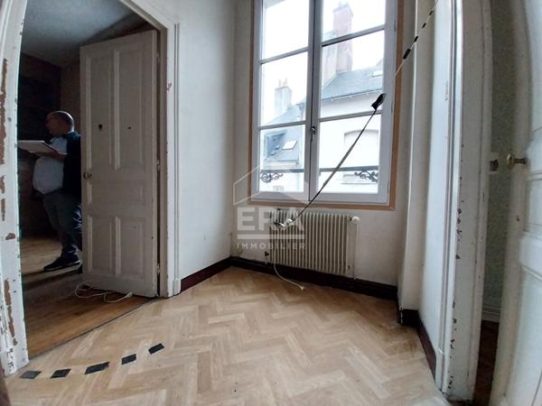 Appart. à vendre T5 - Blois - Très bien placé au coeur du centre-ville, beaux espaces à rénover.