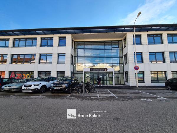 Bureaux à louer à Lyon Gerland lumineux au rez-de-chaussée avec accès PMR