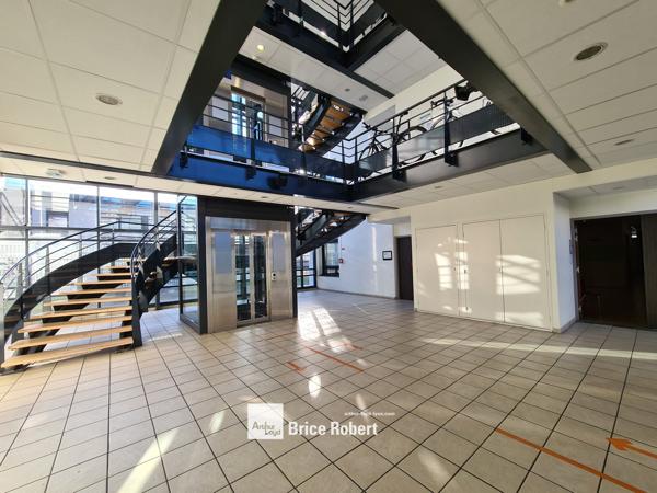 Bureaux à louer à Lyon Gerland lumineux au rez-de-chaussée avec accès PMR