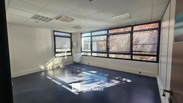 Bureaux à louer à Lyon Gerland lumineux au rez-de-chaussée avec accès PMR