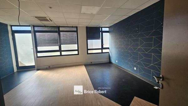 Bureaux à louer à Lyon Gerland lumineux au rez-de-chaussée avec accès PMR