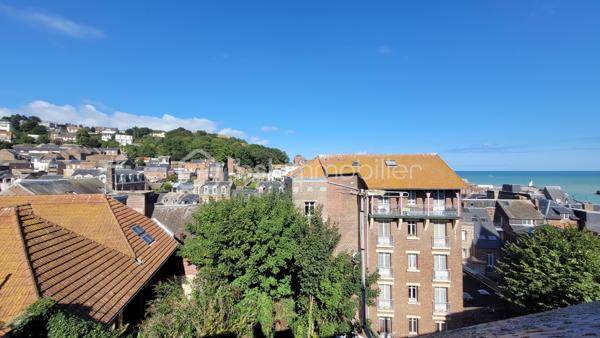 EXCLUSIVITE !
Opportunité investisseur à Le Tréport (76470), petite station balnéaire de la Côte d'Albâtre :
A seulement 10 minutes à pied de la mer, du port et des commerces de proximité, charmant studio mansardé de près de 16 m² loi Carrez (plus de 20 m² de surface au sol), situé au 3ème et dernier étage d'une petite copropriété bénévole.
Il comprend : une entrée sur cuisine aménagée et semi équipée (plaques de cuisson, petit réfrigérateur et machine à laver), une pièce à vivre (orientée Sud-Est) et une salle de bains avec WC.

Le studio est lumineux grâce à la lumière traversante de ses 3 fenêtres donnant sur des points de vues dégagées : l'église, le port commercial et une petite vue mer latérale.

Huisseries bois double vitrage (8 mm), volets roulants manuels.
Chauffe-eau 50 L
Pas de mode de chauffage fixe actuel (installation tout électrique possible).
Vendu meublé et équipé
Tout à l'égout
Non soumis au DPE

Taxe foncière 2025 : 422 €
Taxe d'habitation 2025 : 318 €
Faibles charges annuelles :  200 €

Potentiel :
Idéal pour un projet locatif ou un pied-à-terre marin, ce bien bénéficie d'une situation privilégiée dans le calme recherché du quartier de l'église Saint-Jacques. Stationnement gratuit à proximité immédiate.
Des travaux de modernisation & d'aménagement sont à prévoir pour révéler tout le charme de ce studio & optimiser les espaces (voir les projections proposées grâce à l'IA), mais tout à fait habitable en l'état.
Pas d'accès PMR

Pour ne pas passer à côté de cette opportunité exclusive, contactez-moi dès aujourd'hui pour organiser une visite !
Conformément aux dispositions de l'article R561-5-1 du code monétaire et financier, une pièce d'identité sera demandée à chaque visiteur durant la visite.