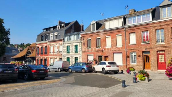 EXCLUSIVITE !
Opportunité investisseur à Le Tréport (76470), petite station balnéaire de la Côte d'Albâtre :
A seulement 10 minutes à pied de la mer, du port et des commerces de proximité, charmant studio mansardé de près de 16 m² loi Carrez (plus de 20 m² de surface au sol), situé au 3ème et dernier étage d'une petite copropriété bénévole.
Il comprend : une entrée sur cuisine aménagée et semi équipée (plaques de cuisson, petit réfrigérateur et machine à laver), une pièce à vivre (orientée Sud-Est) et une salle de bains avec WC.

Le studio est lumineux grâce à la lumière traversante de ses 3 fenêtres donnant sur des points de vues dégagées : l'église, le port commercial et une petite vue mer latérale.

Huisseries bois double vitrage (8 mm), volets roulants manuels.
Chauffe-eau 50 L
Pas de mode de chauffage fixe actuel (installation tout électrique possible).
Vendu meublé et équipé
Tout à l'égout
Non soumis au DPE

Taxe foncière 2025 : 422 €
Taxe d'habitation 2025 : 318 €
Faibles charges annuelles :  200 €

Potentiel :
Idéal pour un projet locatif ou un pied-à-terre marin, ce bien bénéficie d'une situation privilégiée dans le calme recherché du quartier de l'église Saint-Jacques. Stationnement gratuit à proximité immédiate.
Des travaux de modernisation & d'aménagement sont à prévoir pour révéler tout le charme de ce studio & optimiser les espaces (voir les projections proposées grâce à l'IA), mais tout à fait habitable en l'état.
Pas d'accès PMR

Pour ne pas passer à côté de cette opportunité exclusive, contactez-moi dès aujourd'hui pour organiser une visite !
Conformément aux dispositions de l'article R561-5-1 du code monétaire et financier, une pièce d'identité sera demandée à chaque visiteur durant la visite.