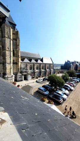EXCLUSIVITE !
Opportunité investisseur à Le Tréport (76470), petite station balnéaire de la Côte d'Albâtre :
A seulement 10 minutes à pied de la mer, du port et des commerces de proximité, charmant studio mansardé de près de 16 m² loi Carrez (plus de 20 m² de surface au sol), situé au 3ème et dernier étage d'une petite copropriété bénévole.
Il comprend : une entrée sur cuisine aménagée et semi équipée (plaques de cuisson, petit réfrigérateur et machine à laver), une pièce à vivre (orientée Sud-Est) et une salle de bains avec WC.

Le studio est lumineux grâce à la lumière traversante de ses 3 fenêtres donnant sur des points de vues dégagées : l'église, le port commercial et une petite vue mer latérale.

Huisseries bois double vitrage (8 mm), volets roulants manuels.
Chauffe-eau 50 L
Pas de mode de chauffage fixe actuel (installation tout électrique possible).
Vendu meublé et équipé
Tout à l'égout
Non soumis au DPE

Taxe foncière 2025 : 422 €
Taxe d'habitation 2025 : 318 €
Faibles charges annuelles :  200 €

Potentiel :
Idéal pour un projet locatif ou un pied-à-terre marin, ce bien bénéficie d'une situation privilégiée dans le calme recherché du quartier de l'église Saint-Jacques. Stationnement gratuit à proximité immédiate.
Des travaux de modernisation & d'aménagement sont à prévoir pour révéler tout le charme de ce studio & optimiser les espaces (voir les projections proposées grâce à l'IA), mais tout à fait habitable en l'état.
Pas d'accès PMR

Pour ne pas passer à côté de cette opportunité exclusive, contactez-moi dès aujourd'hui pour organiser une visite !
Conformément aux dispositions de l'article R561-5-1 du code monétaire et financier, une pièce d'identité sera demandée à chaque visiteur durant la visite.