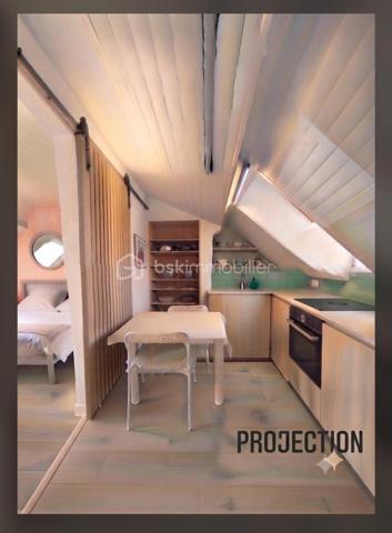 EXCLUSIVITE !
Opportunité investisseur à Le Tréport (76470), petite station balnéaire de la Côte d'Albâtre :
A seulement 10 minutes à pied de la mer, du port et des commerces de proximité, charmant studio mansardé de près de 16 m² loi Carrez (plus de 20 m² de surface au sol), situé au 3ème et dernier étage d'une petite copropriété bénévole.
Il comprend : une entrée sur cuisine aménagée et semi équipée (plaques de cuisson, petit réfrigérateur et machine à laver), une pièce à vivre (orientée Sud-Est) et une salle de bains avec WC.

Le studio est lumineux grâce à la lumière traversante de ses 3 fenêtres donnant sur des points de vues dégagées : l'église, le port commercial et une petite vue mer latérale.

Huisseries bois double vitrage (8 mm), volets roulants manuels.
Chauffe-eau 50 L
Pas de mode de chauffage fixe actuel (installation tout électrique possible).
Vendu meublé et équipé
Tout à l'égout
Non soumis au DPE

Taxe foncière 2025 : 422 €
Taxe d'habitation 2025 : 318 €
Faibles charges annuelles :  200 €

Potentiel :
Idéal pour un projet locatif ou un pied-à-terre marin, ce bien bénéficie d'une situation privilégiée dans le calme recherché du quartier de l'église Saint-Jacques. Stationnement gratuit à proximité immédiate.
Des travaux de modernisation & d'aménagement sont à prévoir pour révéler tout le charme de ce studio & optimiser les espaces (voir les projections proposées grâce à l'IA), mais tout à fait habitable en l'état.
Pas d'accès PMR

Pour ne pas passer à côté de cette opportunité exclusive, contactez-moi dès aujourd'hui pour organiser une visite !
Conformément aux dispositions de l'article R561-5-1 du code monétaire et financier, une pièce d'identité sera demandée à chaque visiteur durant la visite.