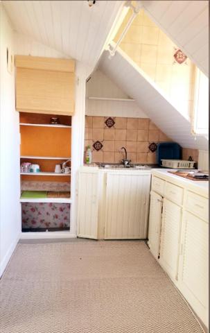EXCLUSIVITE !
Opportunité investisseur à Le Tréport (76470), petite station balnéaire de la Côte d'Albâtre :
A seulement 10 minutes à pied de la mer, du port et des commerces de proximité, charmant studio mansardé de près de 16 m² loi Carrez (plus de 20 m² de surface au sol), situé au 3ème et dernier étage d'une petite copropriété bénévole.
Il comprend : une entrée sur cuisine aménagée et semi équipée (plaques de cuisson, petit réfrigérateur et machine à laver), une pièce à vivre (orientée Sud-Est) et une salle de bains avec WC.

Le studio est lumineux grâce à la lumière traversante de ses 3 fenêtres donnant sur des points de vues dégagées : l'église, le port commercial et une petite vue mer latérale.

Huisseries bois double vitrage (8 mm), volets roulants manuels.
Chauffe-eau 50 L
Pas de mode de chauffage fixe actuel (installation tout électrique possible).
Vendu meublé et équipé
Tout à l'égout
Non soumis au DPE

Taxe foncière 2025 : 422 €
Taxe d'habitation 2025 : 318 €
Faibles charges annuelles :  200 €

Potentiel :
Idéal pour un projet locatif ou un pied-à-terre marin, ce bien bénéficie d'une situation privilégiée dans le calme recherché du quartier de l'église Saint-Jacques. Stationnement gratuit à proximité immédiate.
Des travaux de modernisation & d'aménagement sont à prévoir pour révéler tout le charme de ce studio & optimiser les espaces (voir les projections proposées grâce à l'IA), mais tout à fait habitable en l'état.
Pas d'accès PMR

Pour ne pas passer à côté de cette opportunité exclusive, contactez-moi dès aujourd'hui pour organiser une visite !
Conformément aux dispositions de l'article R561-5-1 du code monétaire et financier, une pièce d'identité sera demandée à chaque visiteur durant la visite.