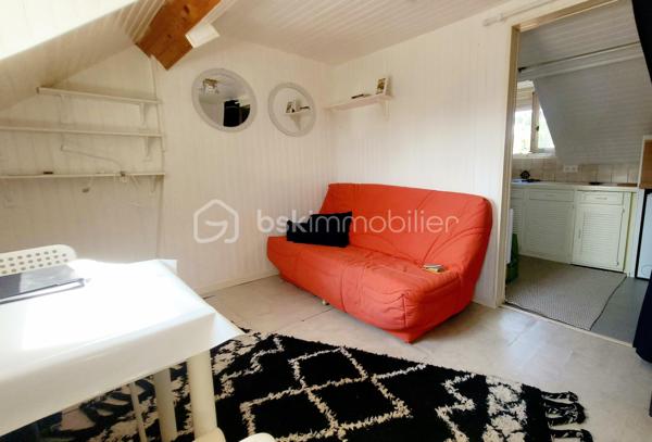 EXCLUSIVITE !
Opportunité investisseur à Le Tréport (76470), petite station balnéaire de la Côte d'Albâtre :
A seulement 10 minutes à pied de la mer, du port et des commerces de proximité, charmant studio mansardé de près de 16 m² loi Carrez (plus de 20 m² de surface au sol), situé au 3ème et dernier étage d'une petite copropriété bénévole.
Il comprend : une entrée sur cuisine aménagée et semi équipée (plaques de cuisson, petit réfrigérateur et machine à laver), une pièce à vivre (orientée Sud-Est) et une salle de bains avec WC.

Le studio est lumineux grâce à la lumière traversante de ses 3 fenêtres donnant sur des points de vues dégagées : l'église, le port commercial et une petite vue mer latérale.

Huisseries bois double vitrage (8 mm), volets roulants manuels.
Chauffe-eau 50 L
Pas de mode de chauffage fixe actuel (installation tout électrique possible).
Vendu meublé et équipé
Tout à l'égout
Non soumis au DPE

Taxe foncière 2025 : 422 €
Taxe d'habitation 2025 : 318 €
Faibles charges annuelles :  200 €

Potentiel :
Idéal pour un projet locatif ou un pied-à-terre marin, ce bien bénéficie d'une situation privilégiée dans le calme recherché du quartier de l'église Saint-Jacques. Stationnement gratuit à proximité immédiate.
Des travaux de modernisation & d'aménagement sont à prévoir pour révéler tout le charme de ce studio & optimiser les espaces (voir les projections proposées grâce à l'IA), mais tout à fait habitable en l'état.
Pas d'accès PMR

Pour ne pas passer à côté de cette opportunité exclusive, contactez-moi dès aujourd'hui pour organiser une visite !
Conformément aux dispositions de l'article R561-5-1 du code monétaire et financier, une pièce d'identité sera demandée à chaque visiteur durant la visite.