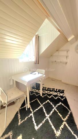 EXCLUSIVITE !
Opportunité investisseur à Le Tréport (76470), petite station balnéaire de la Côte d'Albâtre :
A seulement 10 minutes à pied de la mer, du port et des commerces de proximité, charmant studio mansardé de près de 16 m² loi Carrez (plus de 20 m² de surface au sol), situé au 3ème et dernier étage d'une petite copropriété bénévole.
Il comprend : une entrée sur cuisine aménagée et semi équipée (plaques de cuisson, petit réfrigérateur et machine à laver), une pièce à vivre (orientée Sud-Est) et une salle de bains avec WC.

Le studio est lumineux grâce à la lumière traversante de ses 3 fenêtres donnant sur des points de vues dégagées : l'église, le port commercial et une petite vue mer latérale.

Huisseries bois double vitrage (8 mm), volets roulants manuels.
Chauffe-eau 50 L
Pas de mode de chauffage fixe actuel (installation tout électrique possible).
Vendu meublé et équipé
Tout à l'égout
Non soumis au DPE

Taxe foncière 2025 : 422 €
Taxe d'habitation 2025 : 318 €
Faibles charges annuelles :  200 €

Potentiel :
Idéal pour un projet locatif ou un pied-à-terre marin, ce bien bénéficie d'une situation privilégiée dans le calme recherché du quartier de l'église Saint-Jacques. Stationnement gratuit à proximité immédiate.
Des travaux de modernisation & d'aménagement sont à prévoir pour révéler tout le charme de ce studio & optimiser les espaces (voir les projections proposées grâce à l'IA), mais tout à fait habitable en l'état.
Pas d'accès PMR

Pour ne pas passer à côté de cette opportunité exclusive, contactez-moi dès aujourd'hui pour organiser une visite !
Conformément aux dispositions de l'article R561-5-1 du code monétaire et financier, une pièce d'identité sera demandée à chaque visiteur durant la visite.