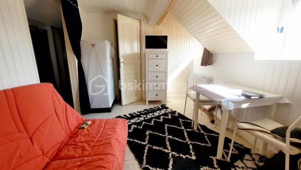 EXCLUSIVITE !
Opportunité investisseur à Le Tréport (76470), petite station balnéaire de la Côte d'Albâtre :
A seulement 10 minutes à pied de la mer, du port et des commerces de proximité, charmant studio mansardé de près de 16 m² loi Carrez (plus de 20 m² de surface au sol), situé au 3ème et dernier étage d'une petite copropriété bénévole.
Il comprend : une entrée sur cuisine aménagée et semi équipée (plaques de cuisson, petit réfrigérateur et machine à laver), une pièce à vivre (orientée Sud-Est) et une salle de bains avec WC.

Le studio est lumineux grâce à la lumière traversante de ses 3 fenêtres donnant sur des points de vues dégagées : l'église, le port commercial et une petite vue mer latérale.

Huisseries bois double vitrage (8 mm), volets roulants manuels.
Chauffe-eau 50 L
Pas de mode de chauffage fixe actuel (installation tout électrique possible).
Vendu meublé et équipé
Tout à l'égout
Non soumis au DPE

Taxe foncière 2025 : 422 €
Taxe d'habitation 2025 : 318 €
Faibles charges annuelles :  200 €

Potentiel :
Idéal pour un projet locatif ou un pied-à-terre marin, ce bien bénéficie d'une situation privilégiée dans le calme recherché du quartier de l'église Saint-Jacques. Stationnement gratuit à proximité immédiate.
Des travaux de modernisation & d'aménagement sont à prévoir pour révéler tout le charme de ce studio & optimiser les espaces (voir les projections proposées grâce à l'IA), mais tout à fait habitable en l'état.
Pas d'accès PMR

Pour ne pas passer à côté de cette opportunité exclusive, contactez-moi dès aujourd'hui pour organiser une visite !
Conformément aux dispositions de l'article R561-5-1 du code monétaire et financier, une pièce d'identité sera demandée à chaque visiteur durant la visite.